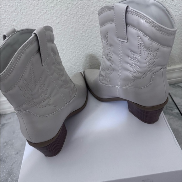 BAMBOO Cream Ankle Booties with Western Flair - Picture 5 of 6